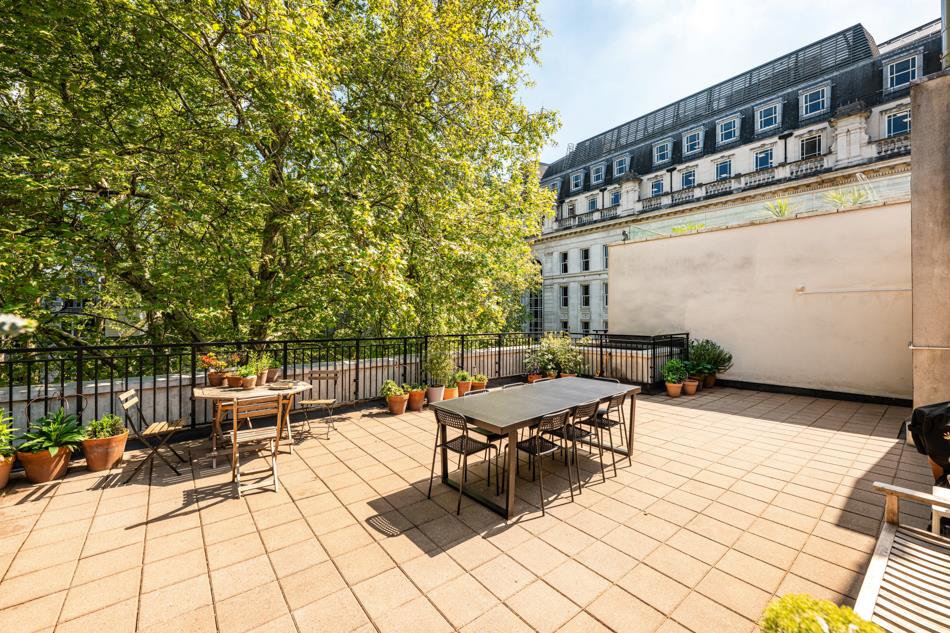 1 bed property in Little Britain, London